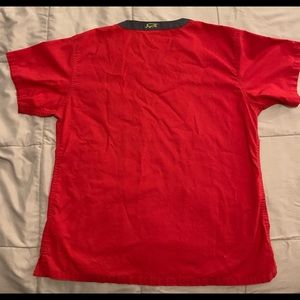 Iguana med scrub top